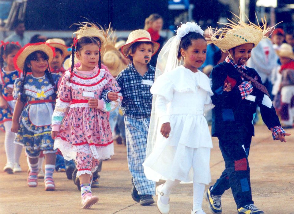 Foto de uma apresentação de quadrilha e casamento na roça, comuns nas escolas brasileiras.